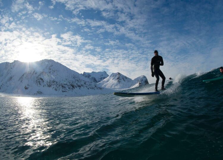 Lofooteilla surffattiin viime viikolla ilman lämpötilan ollessa nollassa ja meren 6–7 asteessa.