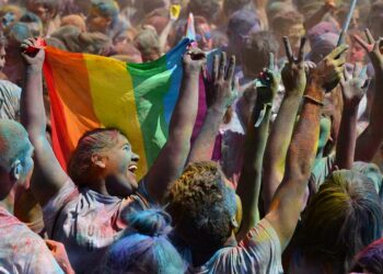 Sateenkaarilippu oli mukana myös Barcelonan holi-juhlassa, joka järjestettiin juuri ennen Pride-paraatia.