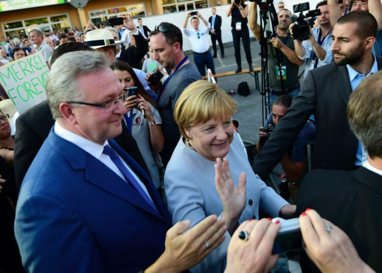 Liittokansleri Angela Merkel kampanjoimassa kristillisdemokraattien Berliinin kärkiehdokkaan Frank Henkelin rinnalla keskiviikkona.