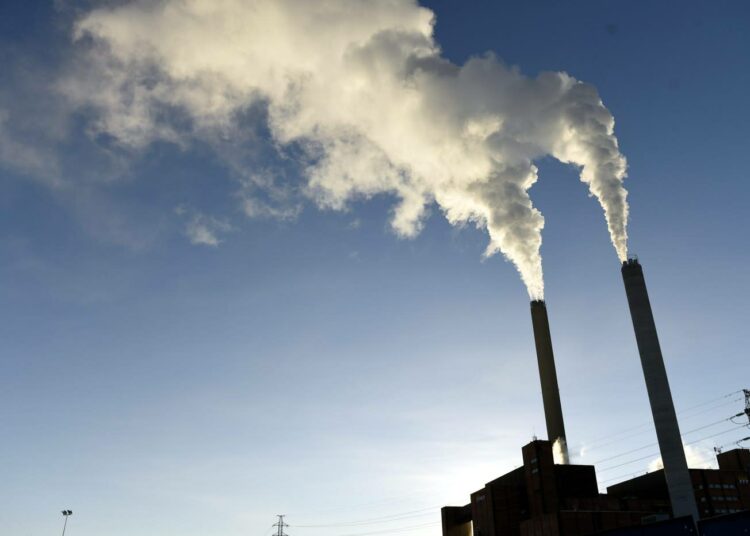 Hanasaaren hiilivoimala viime tammikuussa. Hiilen käyttö energiantuotannossa loppuu ensi vuosikymmenellä, jos hallituksen ilmastostrategia muuttuu käytännöksi.