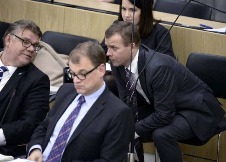Hallituspuolueiden puheenjohtajat eduskunnan kyselytunnilla 10. joulukuuta 2016.