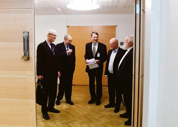 Kansalaisaloite eutanasian laillistamiseksi luovutettiin tällä viikolla eduskunnan puhemiehelle. Aloitetta olivat luovuttamassa Henrik Lax (kuvassa vasemmalla), Iiro Viinanen, Esko Seppänen, Osmo Soininvaara ja Ilkka Taipale.