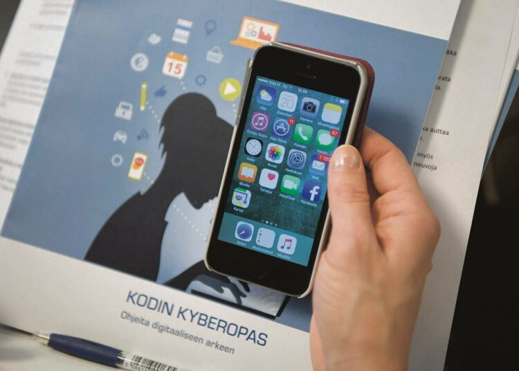 Kansalaisille tarkoitettu kodin kyberopas julkistettiin huhtikuussa.