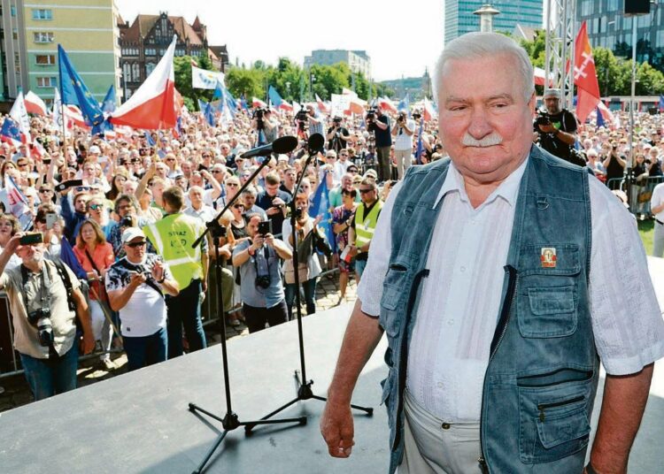 Lech Walesa puhui pari viikkoa sitten Gdanskissa demokratian puolustuskomitean (KOD) tilaisuudessa hallituksen oikeuslaitosesityksiä vastaan.