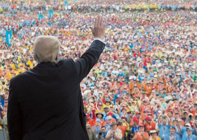 Timothy Snyderin mukaan trumpilaiset puheet ”valemedioista” ja ”totuuden jälkeisestä” ajasta suhteellistavat moraalia. Kuvassa Yhdysvaltain presidentti Donald Trump tervehtimässä partiolaisia.