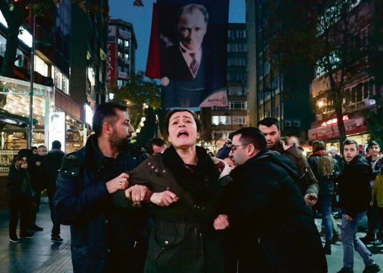 Poliisit pidättivät nälkälakkolaisten puolesta toimivia mielenosoittajia toissa viikolla Ankarassa.