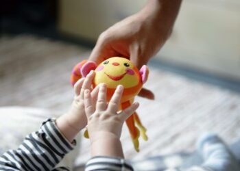 Yli tuhat sosiaalialan työntekijää ja opiskelijaa vetosi viikko sitten lastensuojelun resurssien parantamiseksi. Vasemmistoliitto kerää nimiä asiaa koskevaan lakialoitteeseen.