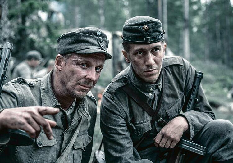 Kirjoittajan mielestä lähestymistapa maamme juhlavuoteen on liian militaristinen. Kuvassa näyttelijät Eero Aho (vas.) ja Jussi Vatanen tuoreimmasta Tuntematon sotilas -elokuvassa.