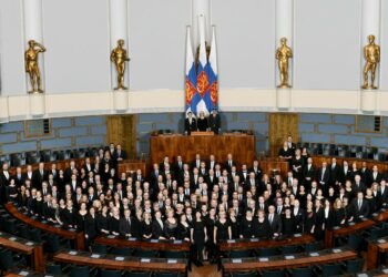 Kansanedustajat ryhmäkuvassa ennen juhlaistunnon alkua.