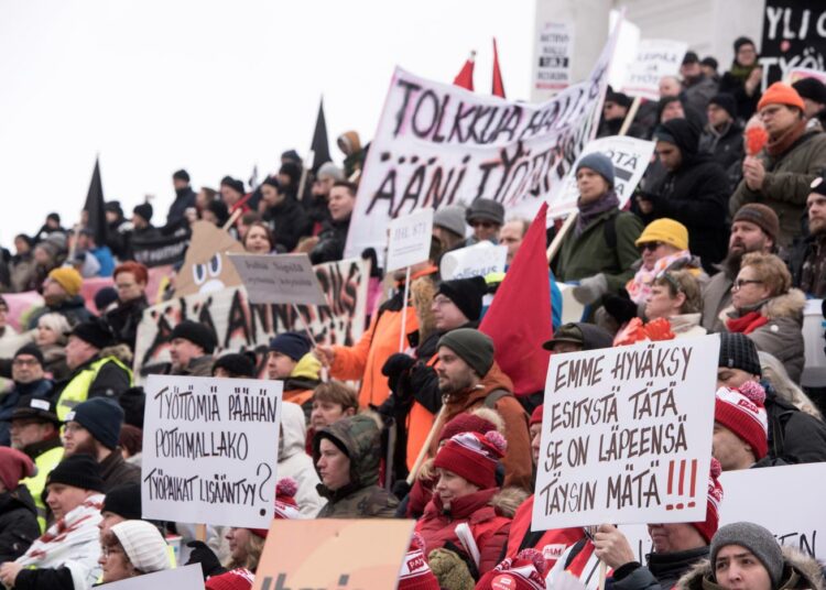 Juhana Vartiaisen mustinta oikeistoretoriikkaa edustavat puheet sähköistivätkin koko torin ja tekivät näkyväksi sen, että ihmiset ovat vihaisia ja turhautuneita.