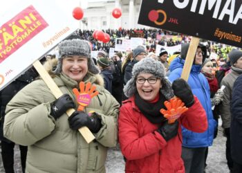 Jyväskyläläiset Suvi Ilminen (vas.) ja Marja-Liisa Tuikkanen aktiivimallin vastaisessa mielenilmauksessa.