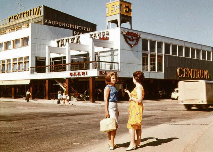 Salolaisen Osuusliike Tähkän Centrum-tavaratalon katolla komeili E-tunnus, jonka edistysmielinen osuustoimintaliike otti käyttöön vuonna 1964.