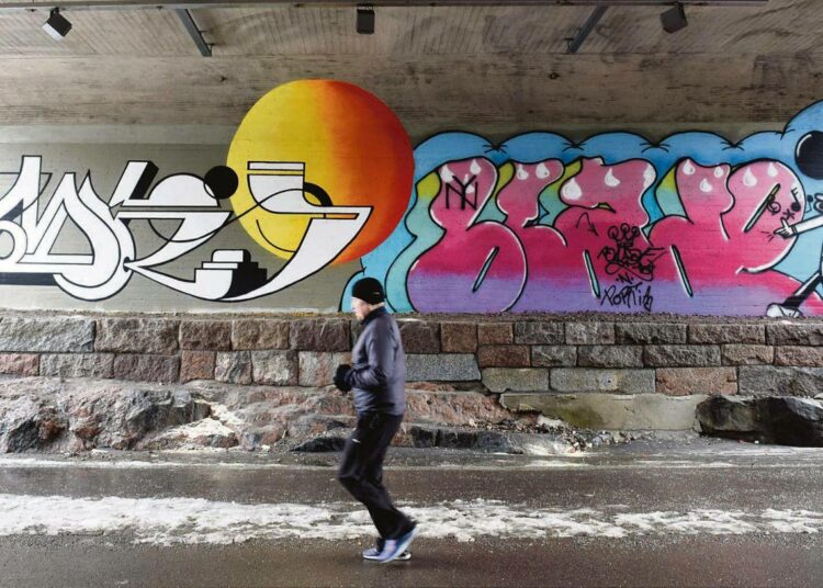Osa hollantilaisen Mick La Rockin ja yhdysvaltalaisen Bladen graffitista Helsingissä. Kevyen liikenteen väylän Baanan seinämaalaus liittyy Helsingin taidemuseon, HAMin uuteen Graffiti-näyttelyyn. Näyttely esittelee taidelajin historiallisia juuria ja nykyisyyttä.