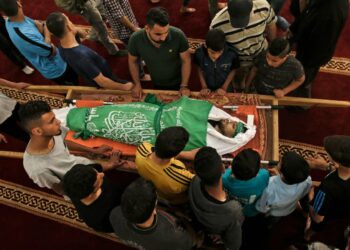 Yksi uhreista, Yazan al-Tubasi, haudattiin tiistaina Gaza Cityssä.