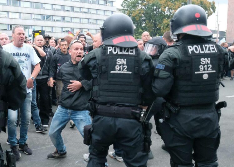 Äärioikeistolaiset mielenosoittajat uhkailivat myös poliiseja Chemnitzissä.