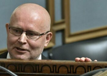 Työministeri Jari Lindström ilmoitti, ettei hallitus peräänny irtisanomissuojan heikentämisestä.