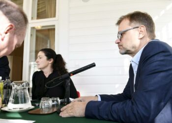 Pääministeri Juha Sipilä (kesk.) vastasi sunnuntaina toimittajien kysymyksiin Radio Suomen pääministerin haastattelutunnilla.