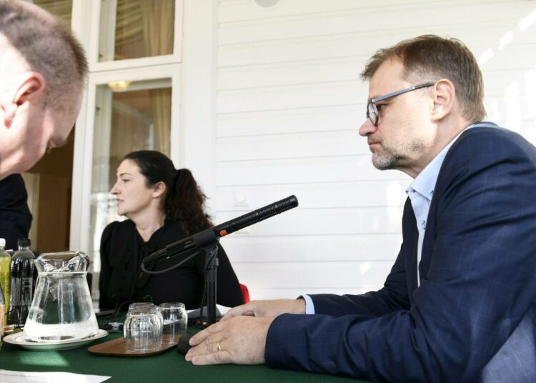 Pääministeri Juha Sipilä (kesk.) vastasi sunnuntaina toimittajien kysymyksiin Radio Suomen pääministerin haastattelutunnilla.