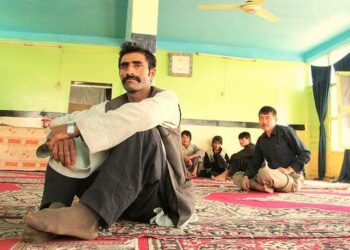Miehet odottelevat Afganistanin Zaranjissa salakuljettajia, jotka vievät heidät Iraniin. Iranissa pakolaiset saavat turhaan odottaa kansainvälistä apua, jonka perille toimittamisen Yhdysvaltain pakotteet estävät.