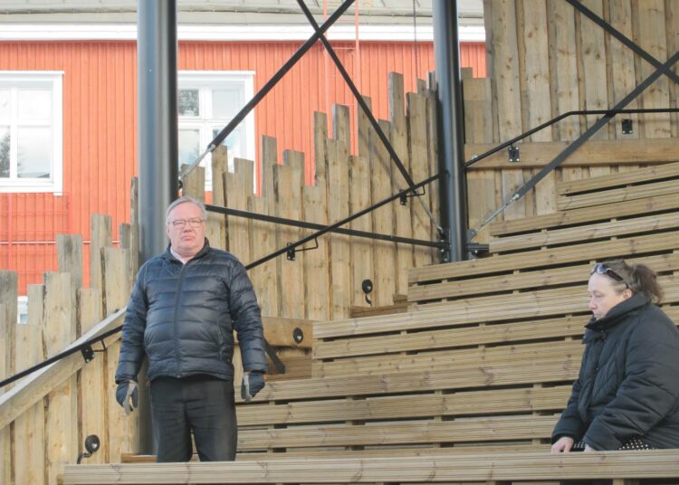 Katsomot ammottavat tyhjyyttään ainakin alkukevään Karviaan pääosin talkootyöllä rakennetussa Kulttuurikeskus Skantzissa. Kuvassa vasemmalla Karvian kunnanhallituksen puheenjohtaja Voitto Raita-aho ja oikealla teatteriohjaaja Leena Koivula.