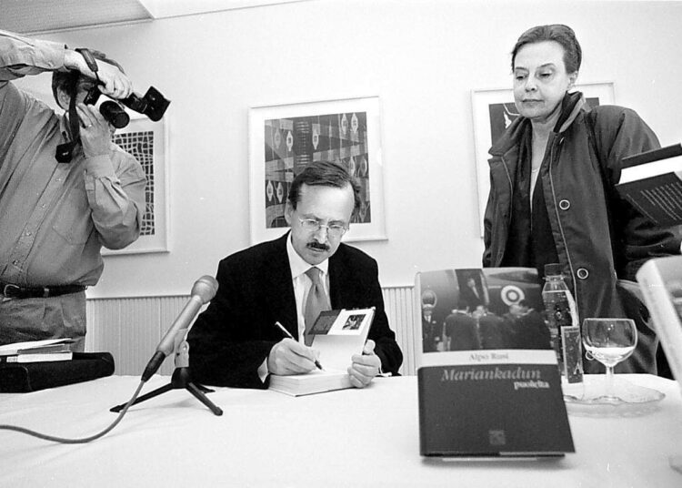 Alpo Rusi jakoi nimikirjoituksia 10. lokakuuta vuonna 2000 julkaisemaansa kirjaan.