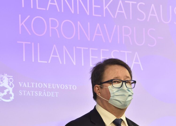THL:n johtaja Mika Salminen kehottaa välttämään suurten perhejuhlien järjestämistä.