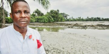 Nigerialaisen Goin kylän päällikkö Eric Dooh Shellin öljyvuodon saastuttaman lahdenpoukaman edustalla Ogonimaassa. Dooh vaatii Shelliltä vahingonkorvauksia oikeudenkäynnissä Haagissa.