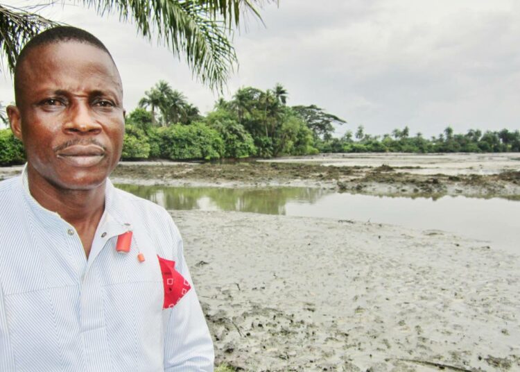 Nigerialaisen Goin kylän päällikkö Eric Dooh Shellin öljyvuodon saastuttaman lahdenpoukaman edustalla Ogonimaassa. Dooh vaatii Shelliltä vahingonkorvauksia oikeudenkäynnissä Haagissa.