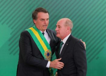 Folha de São Paolo -lehden mukaan Bolsonaro halusi julistaa poikkeustilan ja vaati puolustusministeri Fernando Azevedo e Silvaa (oik.) tukemaan häntä.