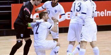 Suomen maalivahti Juha-Matti Savolainen (vas), Panu Autio, Miika Hosio, Jani Korpela ja Jukka Kytölä juhlivat Panu Aution 3-1 maalia futsalin EM-karsintaottelussa Suomi-Belgia