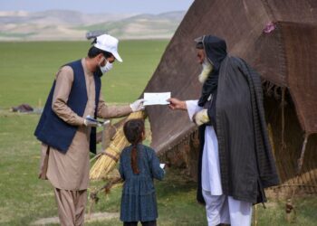 Afganistanilaisen koulutukseen keskittyvän Pen Path -järjestön vapaaehtoiset ovat matkustaneet ympäri Afganistanin syrjäseutuja ja pyrkineet vakuuttamaan perheitä päästämään tyttärensä kouluihin.
