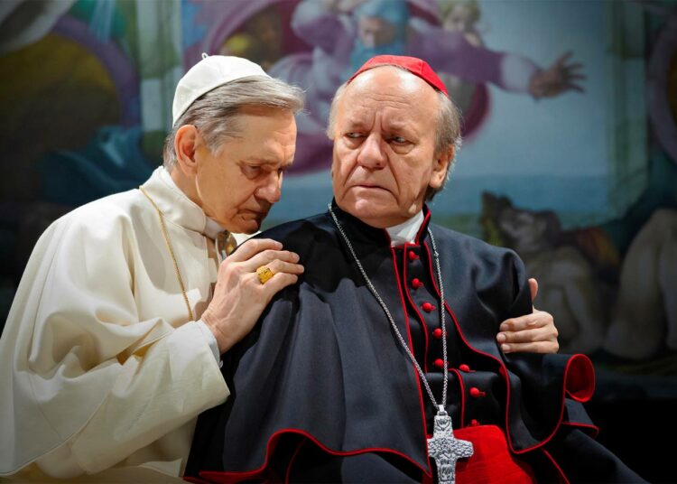 Kaksi paavia, Esko Roine (oik) kardinaali Bergoglionina ja Asko Sarkola paavi Benedictuksena,