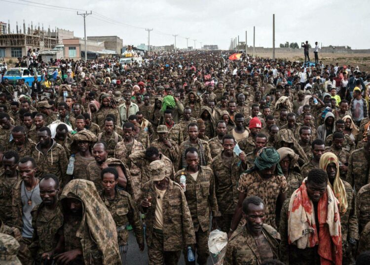 Vangittuja Etiopian liittovaltion sotilaita Tigrayn pääkaupungissa Mekellessä heinäkuussa.