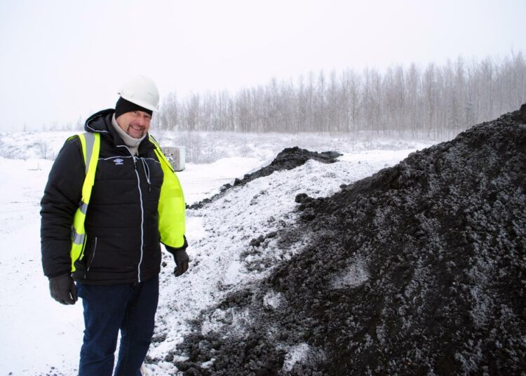 Mädätteestä lingottu humus muistuttaa multaa, Gasumin tuotepäällikkö Antti Tuominen esittelee.