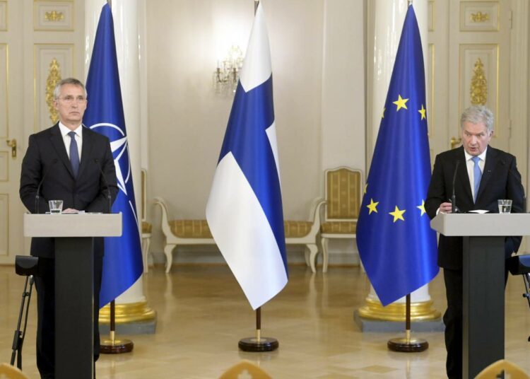 Suomen tasavallan presidentti keskusteli Naton pääsihteerin Jens Stoltenbergin kanssa lokakuussa 2021.