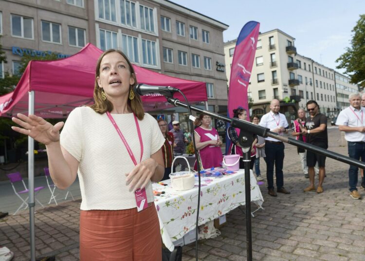 Li Andersson piti elokuussa puheen vasemmistoliiton eduskuntaryhmän kesäkokouksessa Kotkassa.