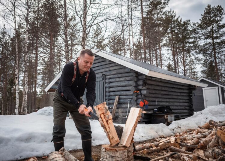 Se on varmaa, että politiikka on jäänyt Markus Mustajärvi sanoo. Nyt edessä on ainakin puunhakkuuta. Naapuri toi keväällä Mustajärvelle polttopuita.