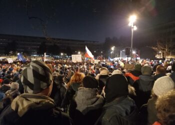 Hallituksen vastainen mielenosoitus Slovakian pääkaupungissa Bratislavassa helmikuussa. Hallituskoalition jäsenet ovat toistuvasti hyökänneet sukupuoli- ja seksuaalivähemmistöjen kimppuun ja samalla yrittäneet rajoittaa kansalaisjärjestöjen toimintaa.