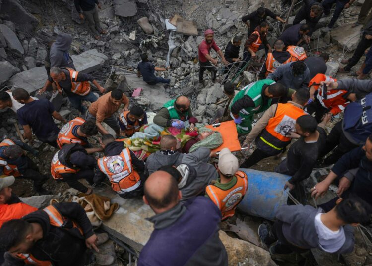 Israelin uusimmissa iskuissa Gazaan tuhoutui jälleen muun muassa sairaaloita. Palestiinalaiset pelastajat auttavat sortuneen kotinsa raunioihin hautautunutta naista.