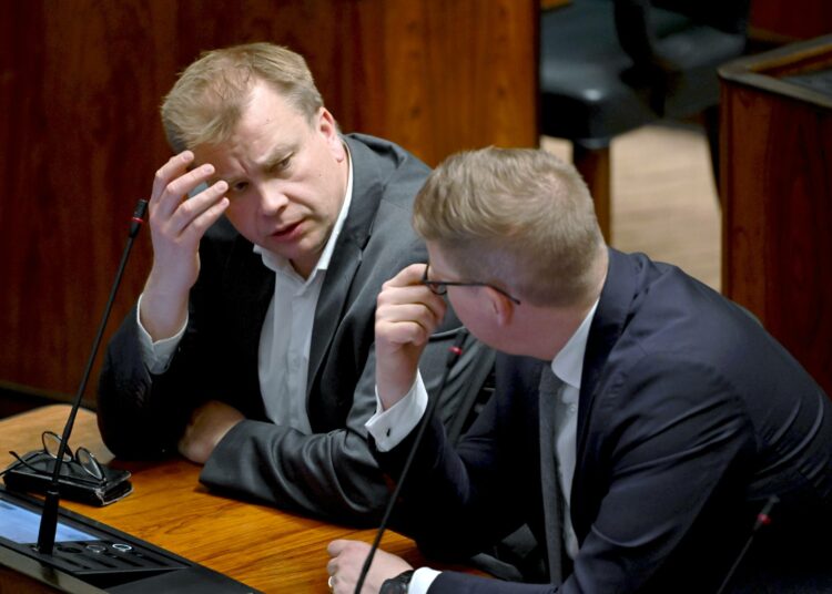 Keskustan Antti Kaikkonen ja SDP:n Antti Lindtman eduskunnassa.