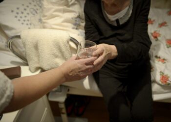 Orpon hallitus on vähentämässä 200 työntekjää vanhusten kotihoidosta ja korvaamassa heidät etäkäynneillä.