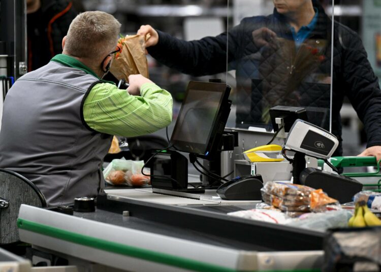 Palkansaajien ostovoima näyttää palautuvan vuoden 2020 tasolle ensi vuoden aikana.