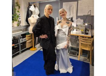 Vasemmistoliiton kansanedustaja Jessi Jokelainen (oik.) antoi Reetta Hellgrenille lähes vapaat kädet toteuttaa näkemystään linnanjuhlapuvun suunnittelussa.