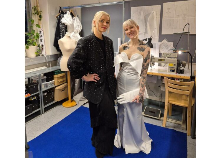 Vasemmistoliiton kansanedustaja Jessi Jokelainen (oik.) antoi Reetta Hellgrenille lähes vapaat kädet toteuttaa näkemystään linnanjuhlapuvun suunnittelussa.