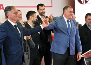 Sinisa Karan (vas.) voitti presidentinvaalit. Häntä onnitteli Milorad Dodik (toinen oikealta).