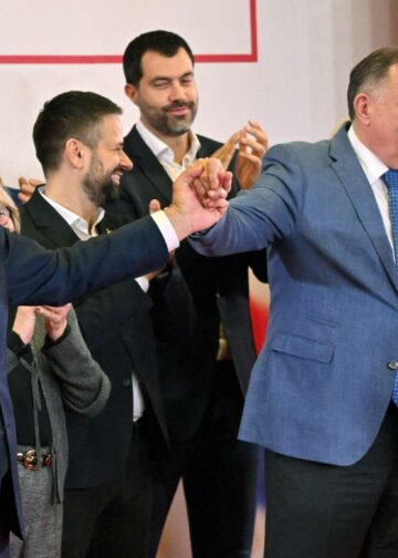 Sinisa Karan (vas.) voitti presidentinvaalit. Häntä onnitteli Milorad Dodik (toinen oikealta).