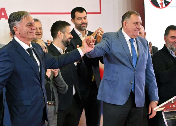 Sinisa Karan (vas.) voitti presidentinvaalit. Häntä onnitteli Milorad Dodik (toinen oikealta).