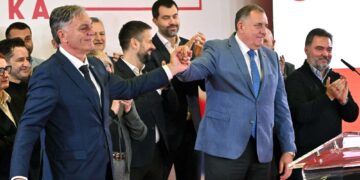 Sinisa Karan (vas.) voitti presidentinvaalit. Häntä onnitteli Milorad Dodik (toinen oikealta).