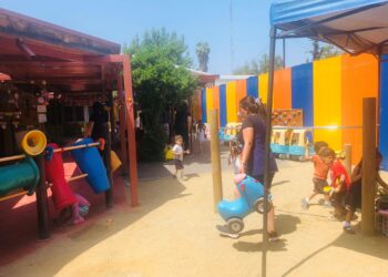 Taiñ Folil -päiväkodin lapset välitunnilla. Alle nelivuotiaat lapset saavat opetusta, jonka tavoitteena on elvyttää Chilen suurimman alkuperäiskansan mapuchejen kieli, sekä kasvattaa heitä monikulttuurisuuteen.