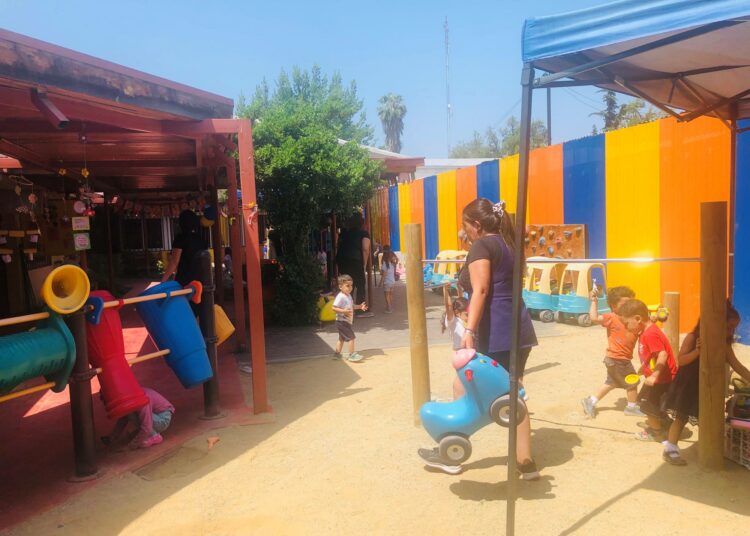 Taiñ Folil -päiväkodin lapset välitunnilla. Alle nelivuotiaat lapset saavat opetusta, jonka tavoitteena on elvyttää Chilen suurimman alkuperäiskansan mapuchejen kieli, sekä kasvattaa heitä monikulttuurisuuteen.